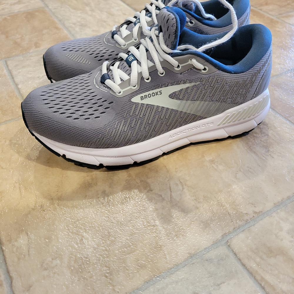 Brooks Women's Gray and White Athletic Running Shoes in 8W - Picture 2 of 11